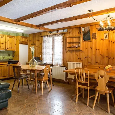 Rustic Chalet Sleeps 15-16 Fireplace 2 Parking
